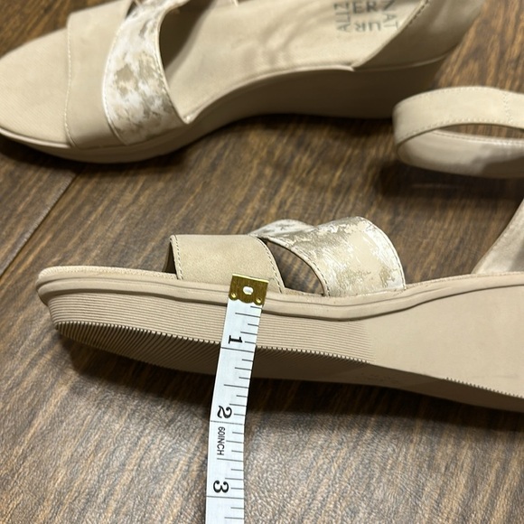 Naturalizer Women's Theron Beige/ Gold Wedge Sandals, Size 9 - Picture 13 of 13